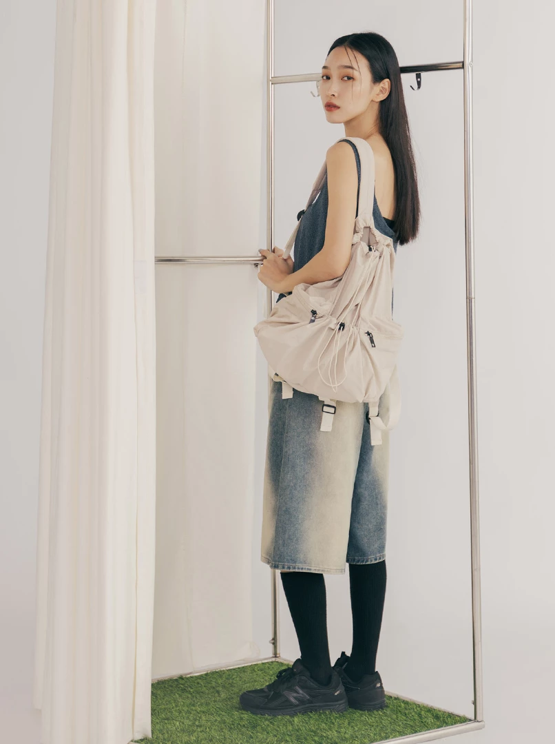 褶皺尼龍肩背包