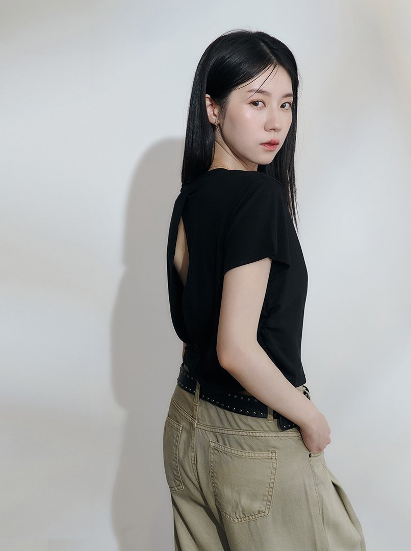 圓領小開衩背部簍空上衣