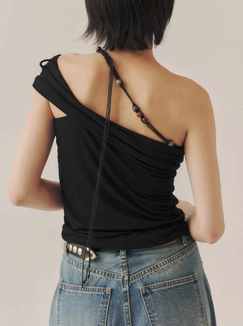 聯名斜肩串珠繩設計上衣