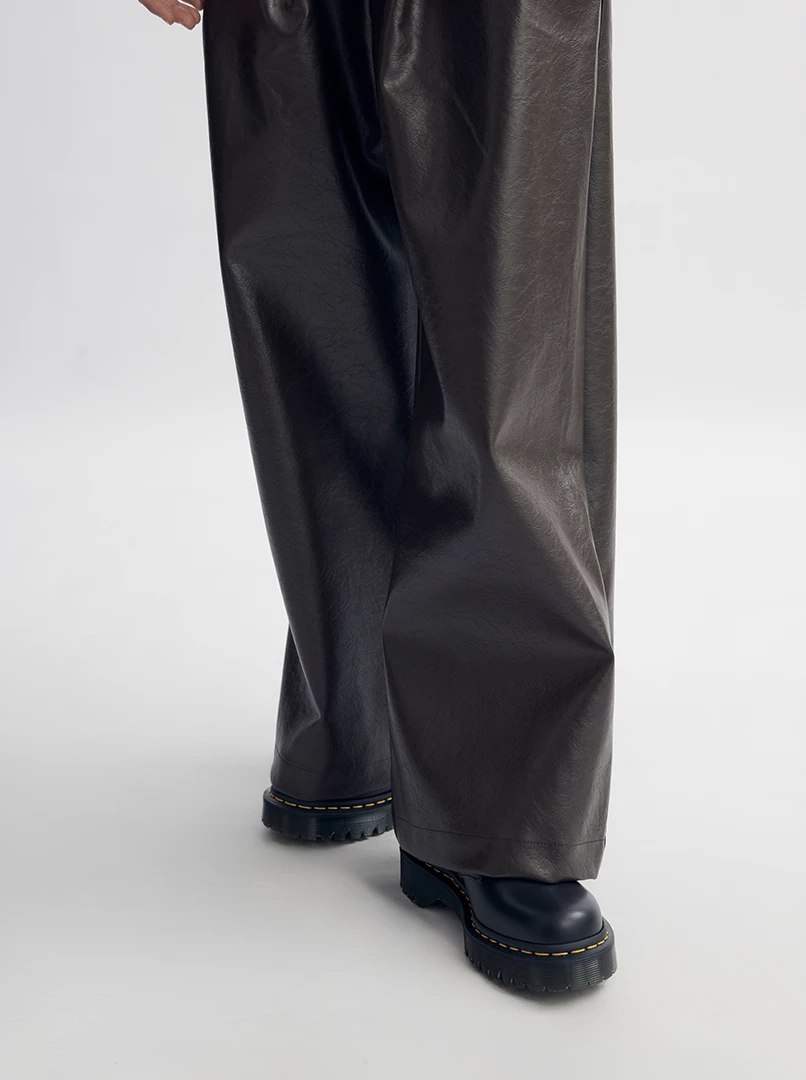 Red聯名雙褶皮革闊腿褲