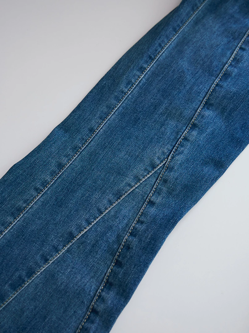 剪接設計線極瘦喇叭褲