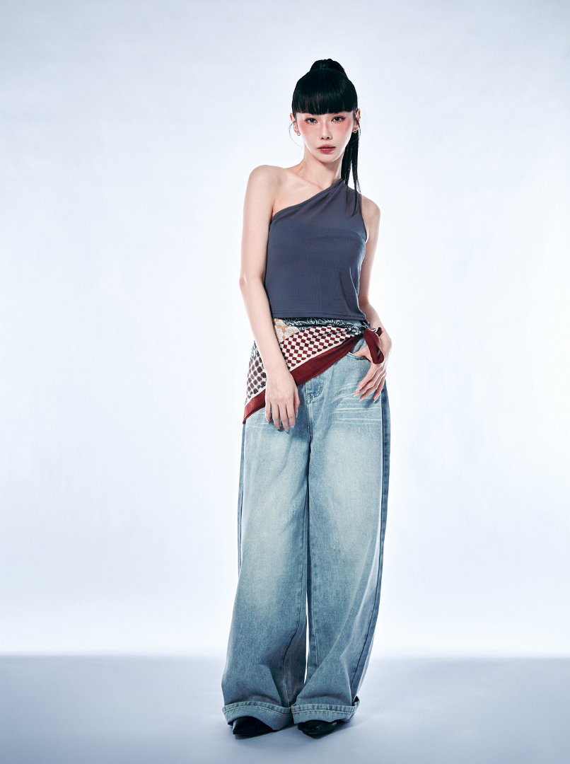 INS淺刷色後褲腳割破牛仔褲