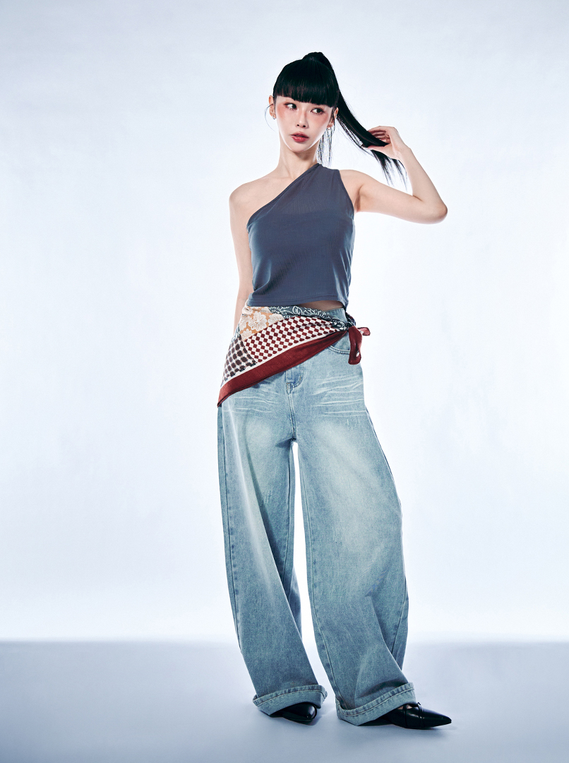 INS淺刷色後褲腳割破牛仔褲