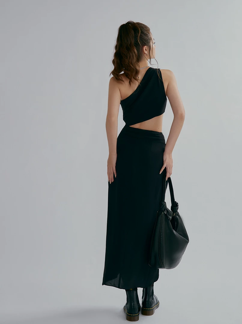 斜肩縷空連身裙