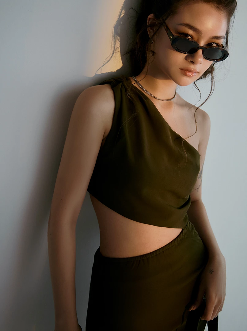 斜肩縷空連身裙