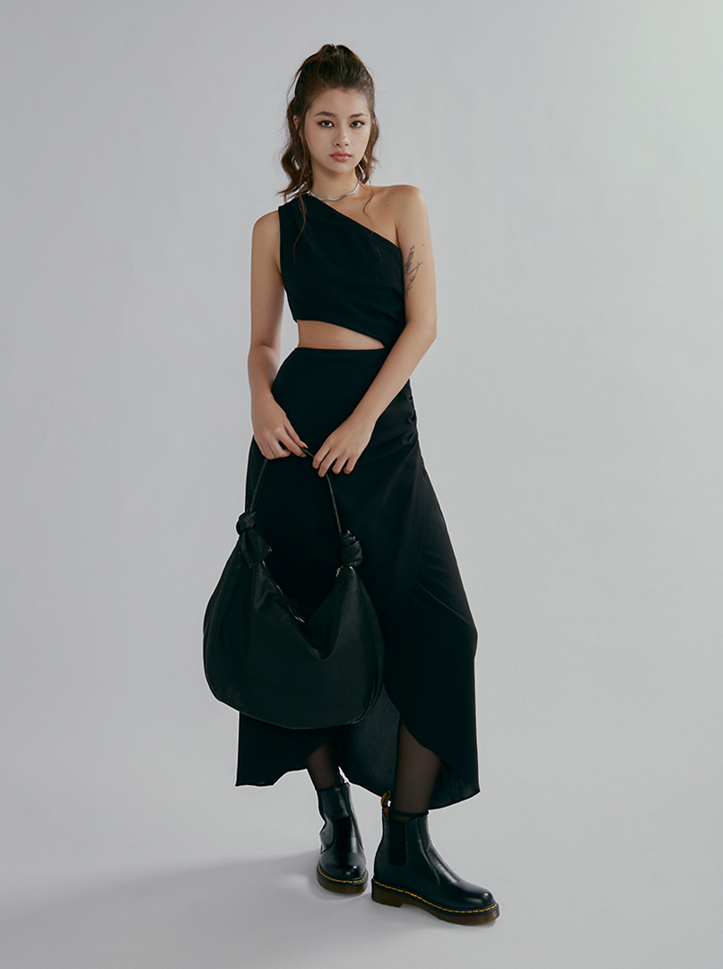 斜肩縷空連身裙