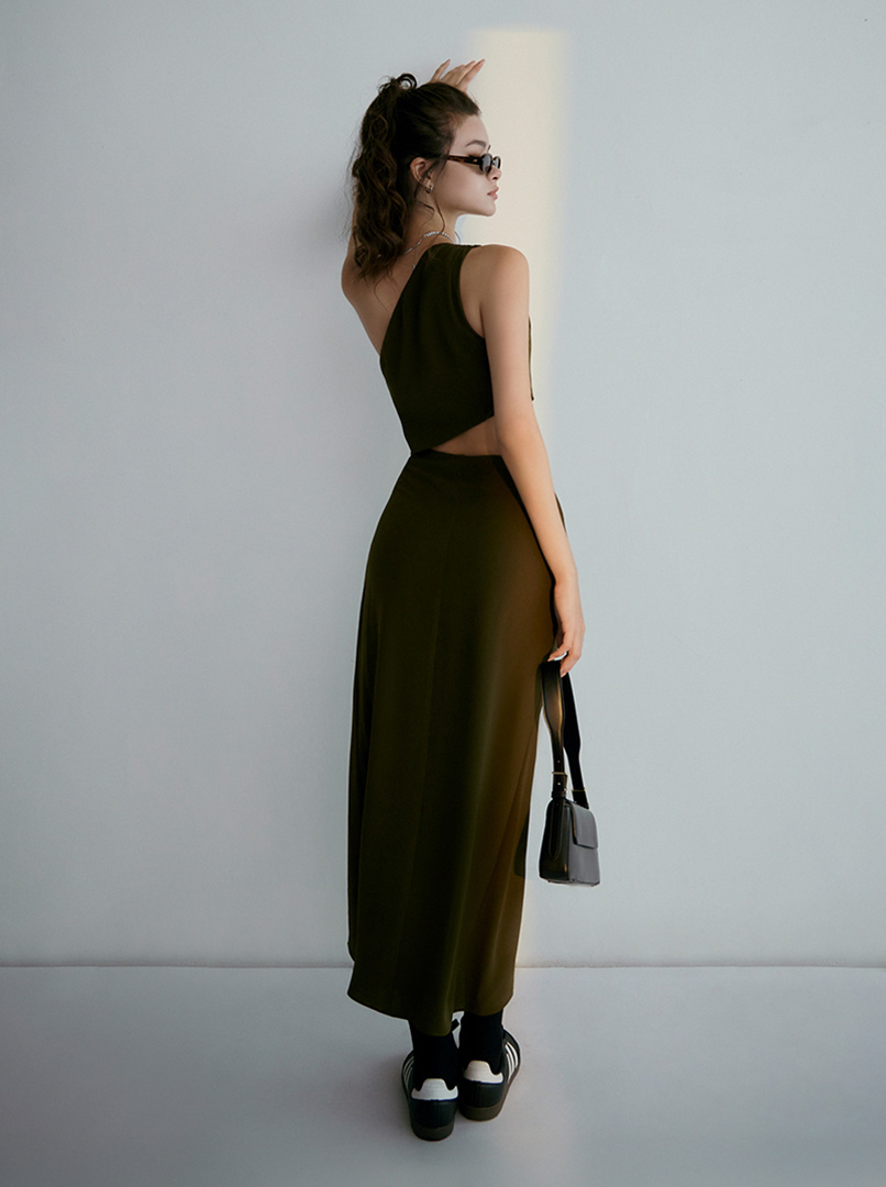 斜肩縷空連身裙
