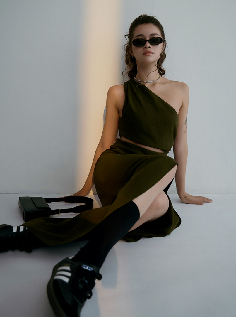 斜肩縷空連身裙