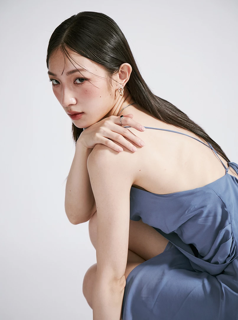 極美露背連身短洋裝