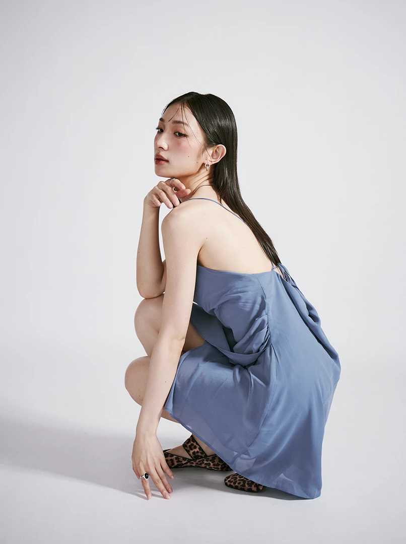 極美露背連身短洋裝