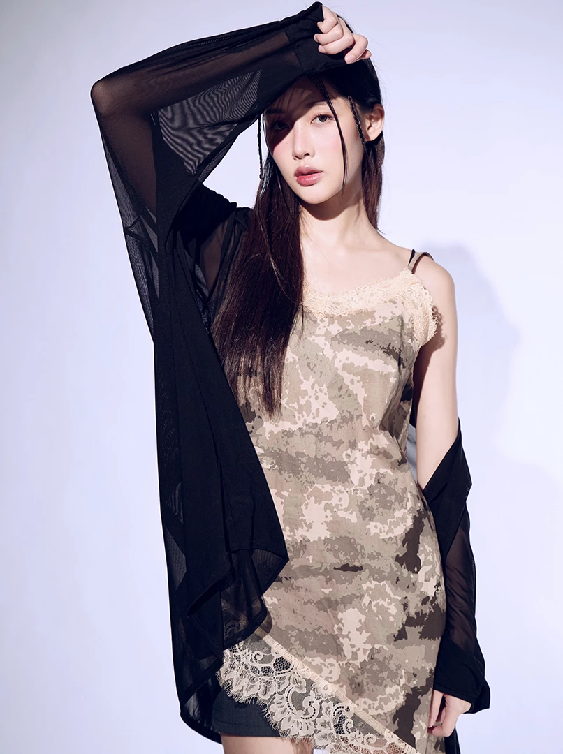 斜切蕾絲混彩洋裝