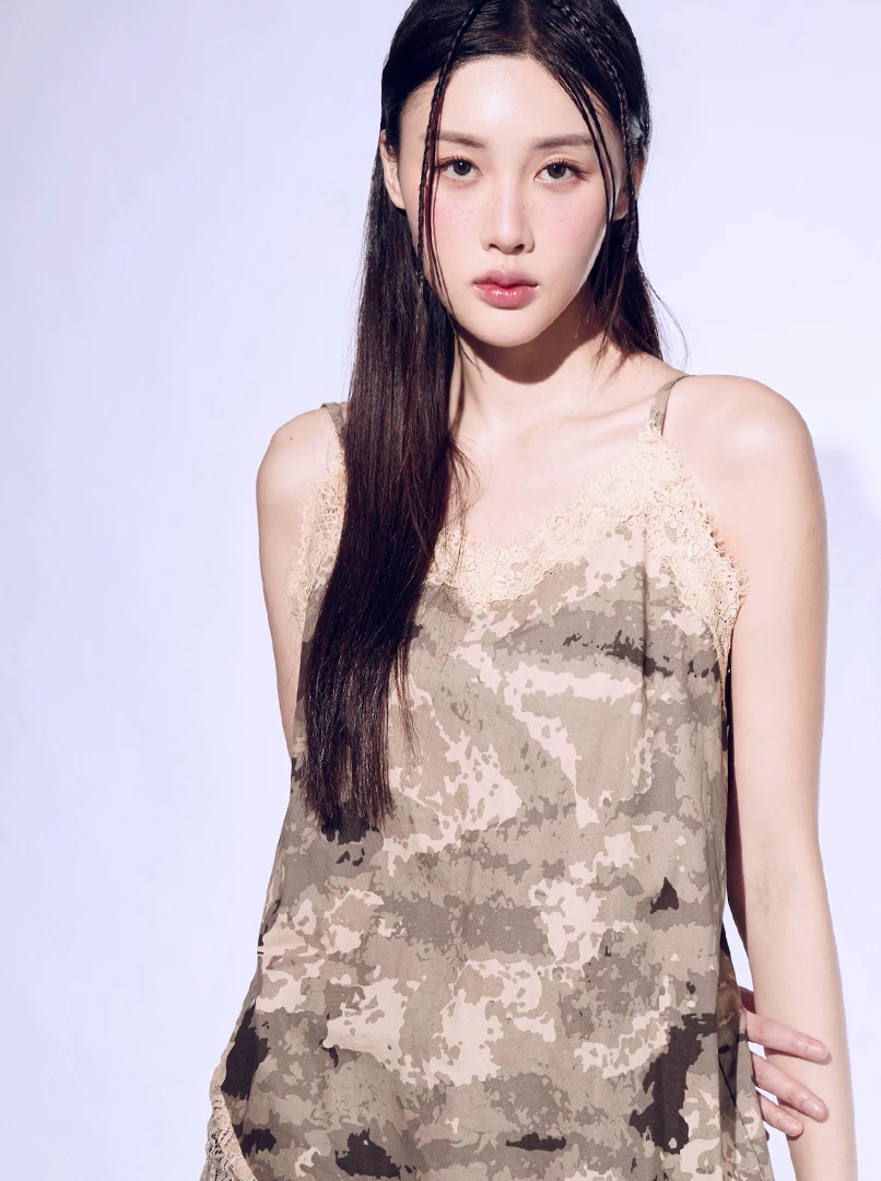 斜切蕾絲混彩洋裝