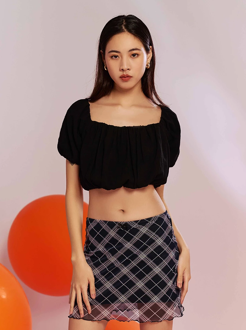 泡泡袖露背上衣