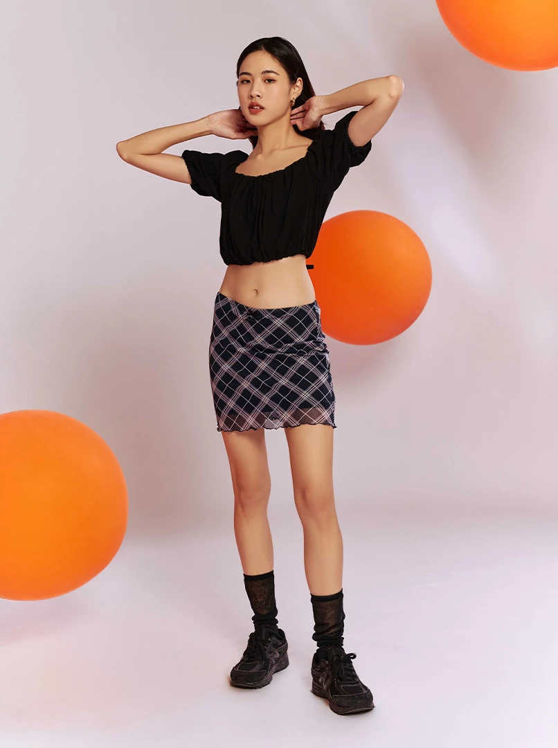 泡泡袖露背上衣