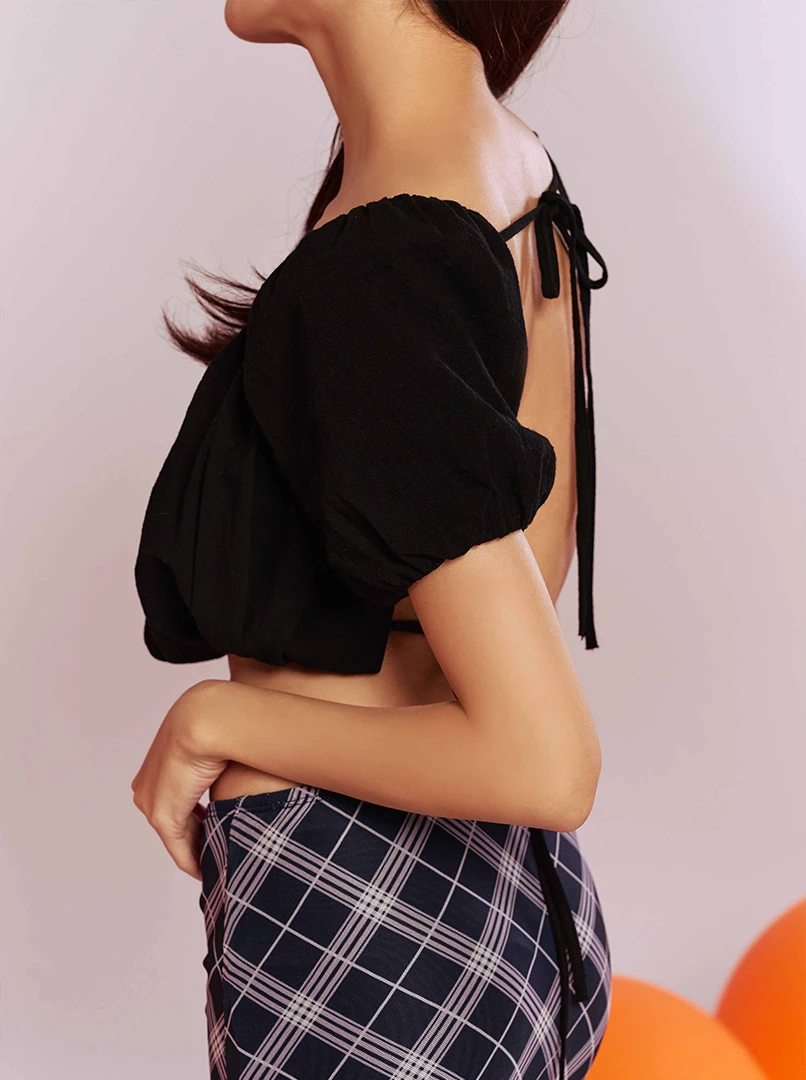 泡泡袖露背上衣