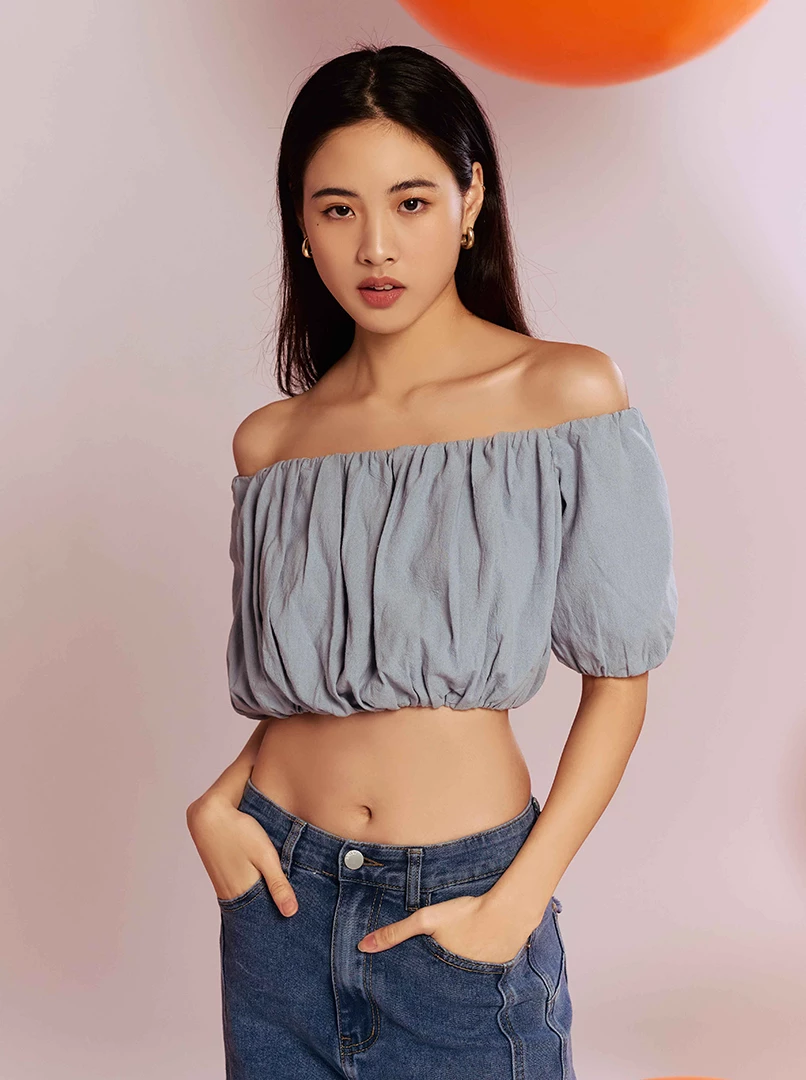 泡泡袖露背上衣