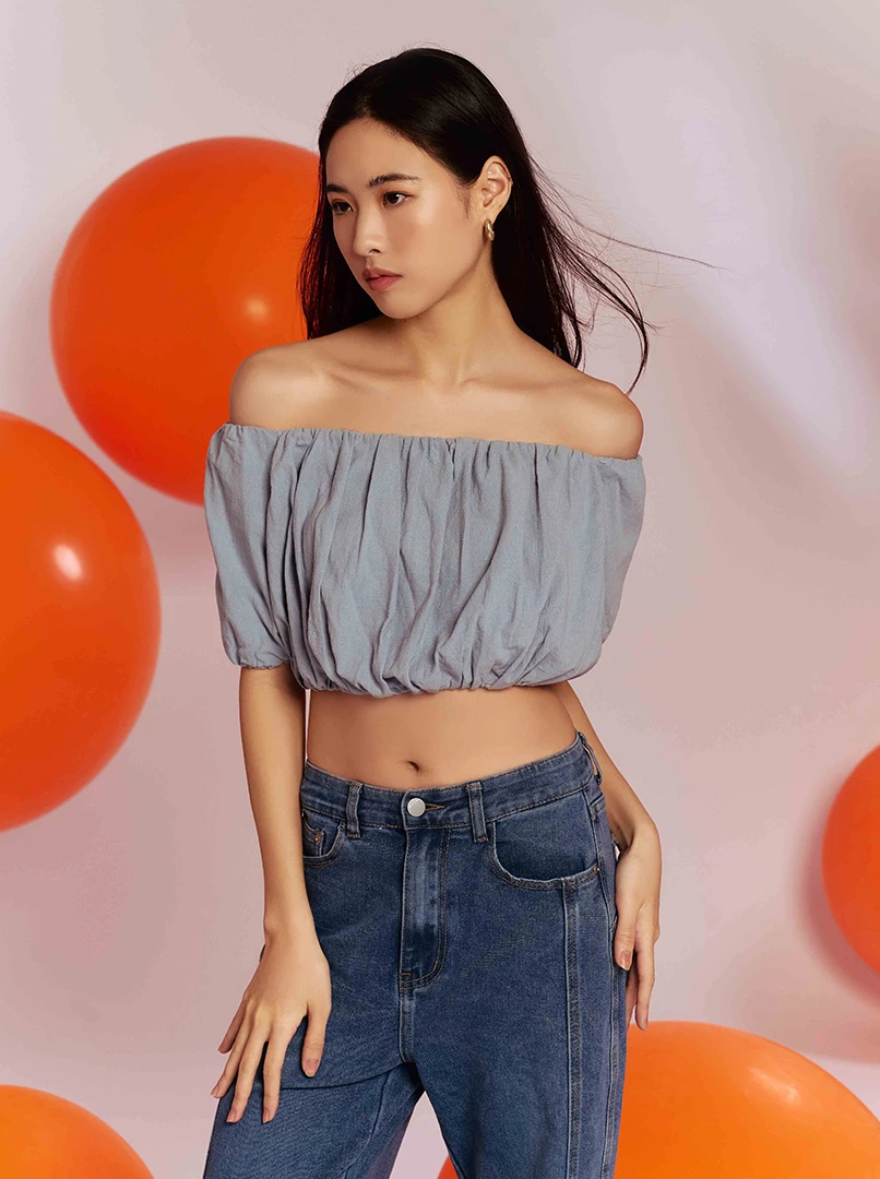 泡泡袖露背上衣'