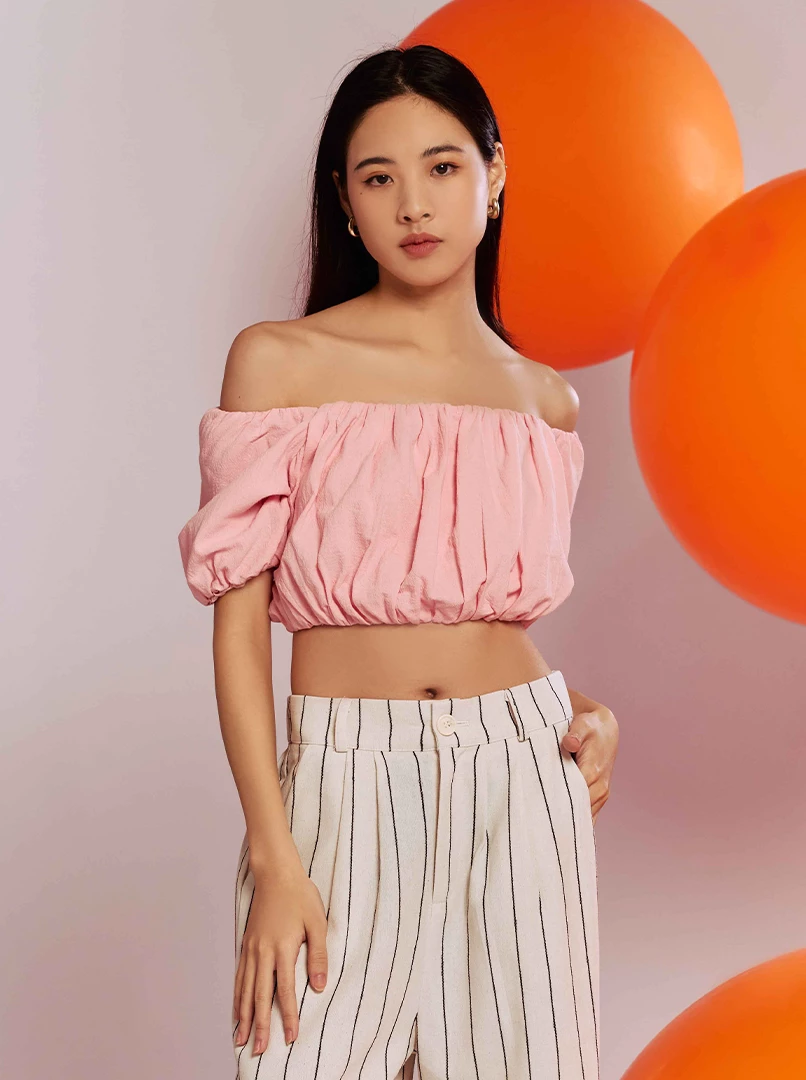 泡泡袖露背上衣