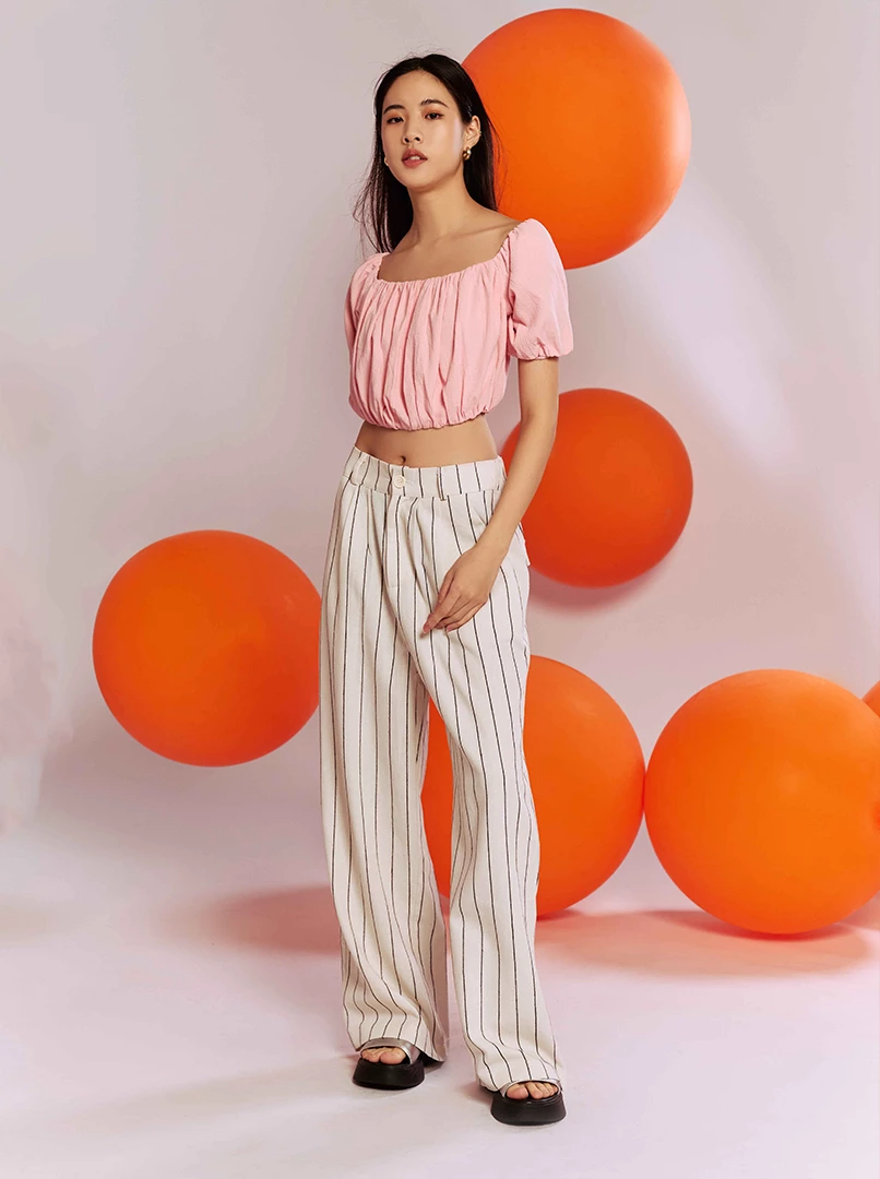 泡泡袖露背上衣