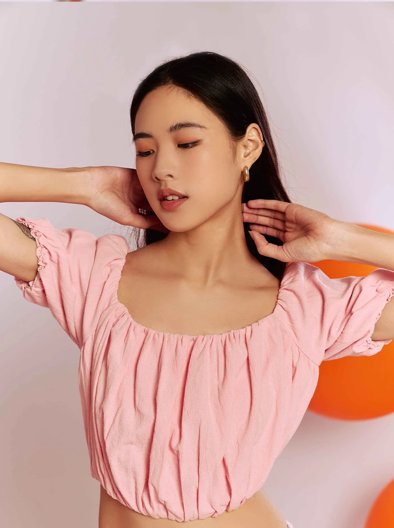 泡泡袖露背上衣