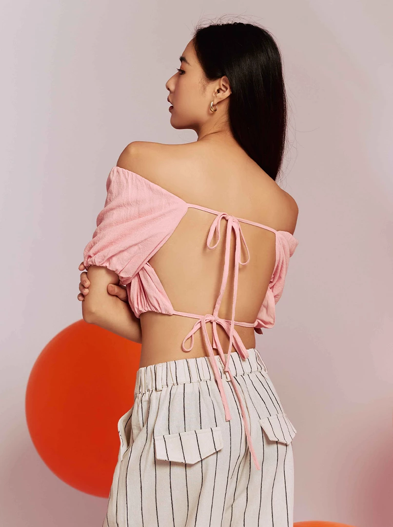 泡泡袖露背上衣