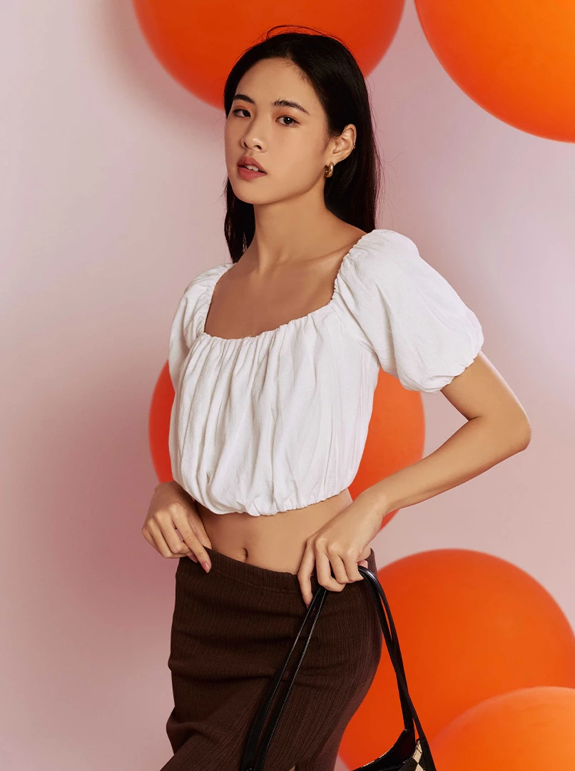 泡泡袖露背上衣