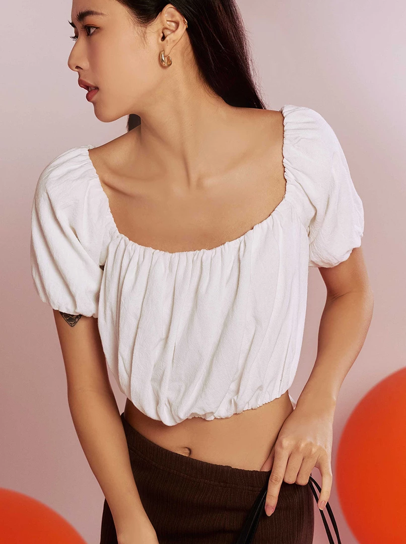 泡泡袖露背上衣