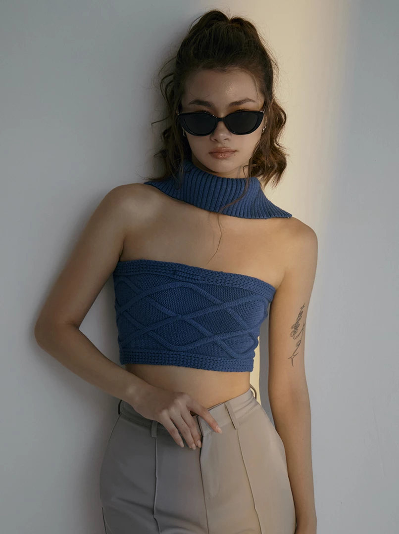 繞脖平口針織上衣