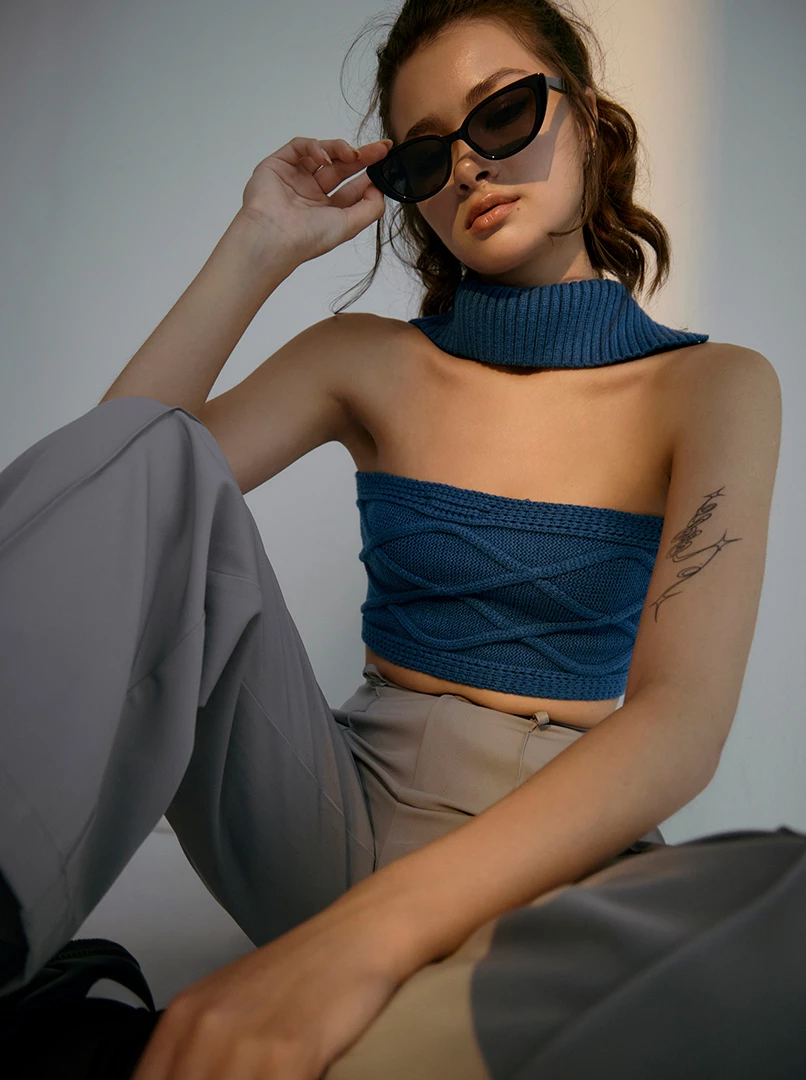 繞脖平口針織上衣