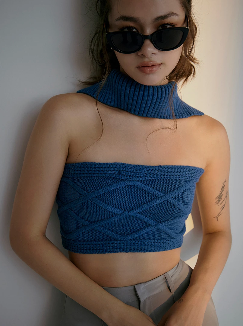 繞脖平口針織上衣