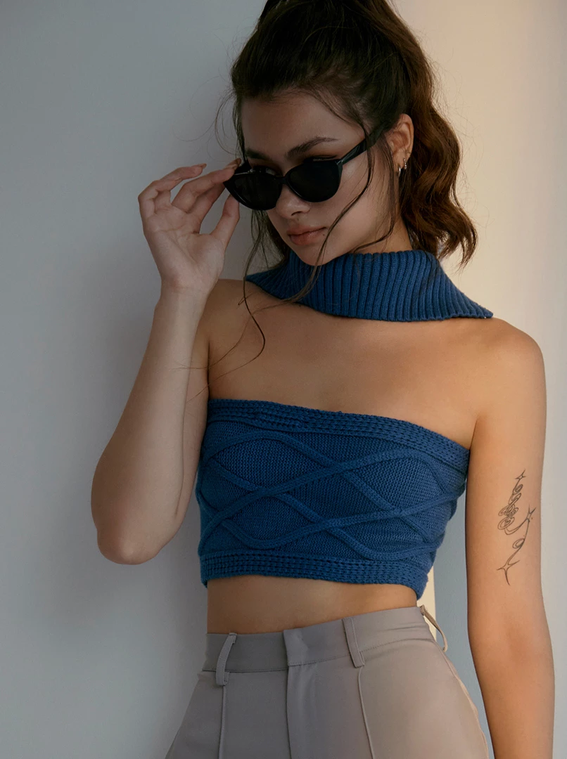 繞脖平口針織上衣