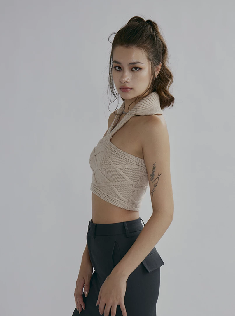 繞脖平口針織上衣