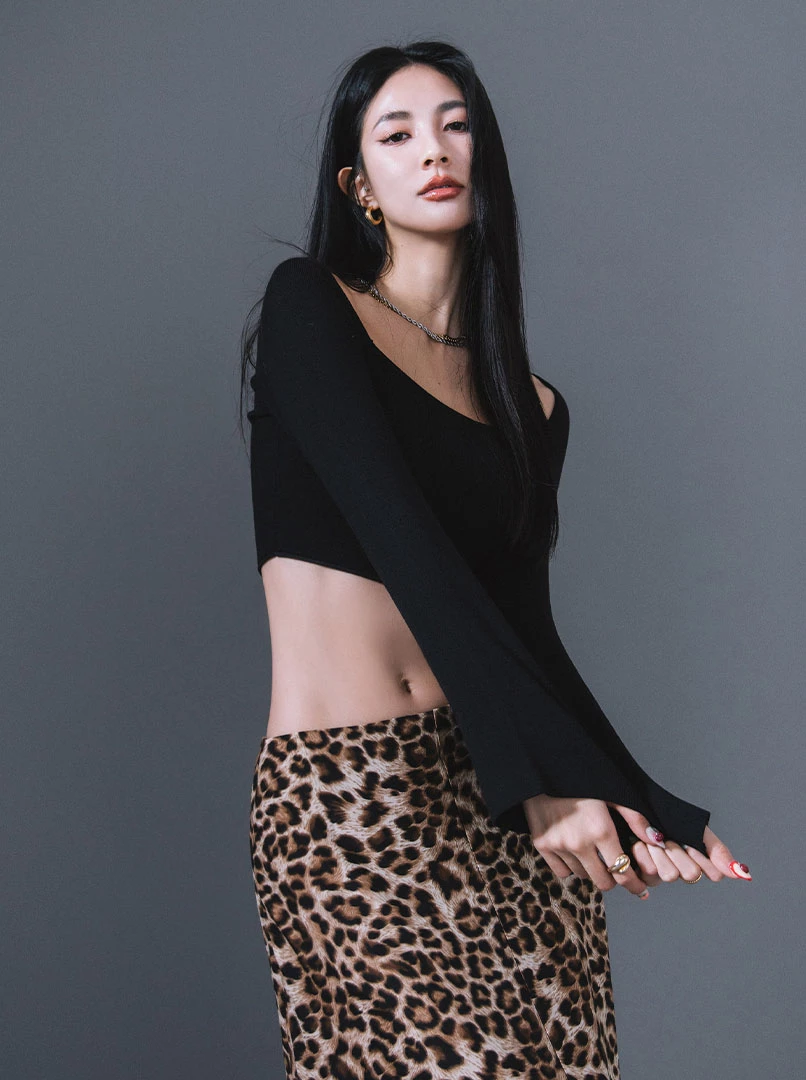 喇叭袖挖領露腰針織