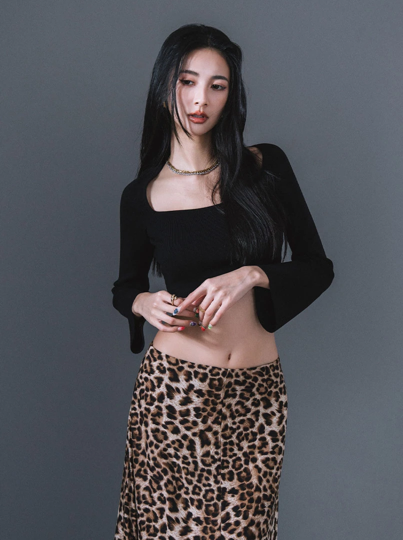 喇叭袖挖領露腰針織