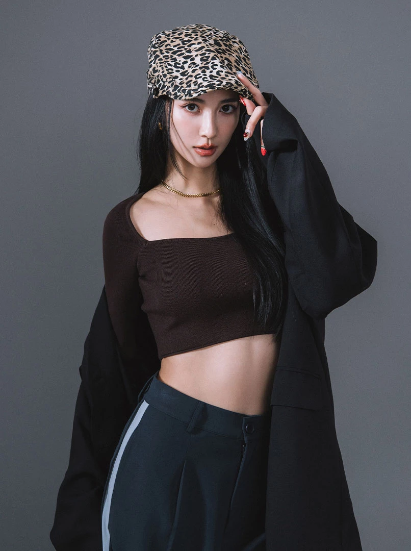 喇叭袖挖領露腰針織