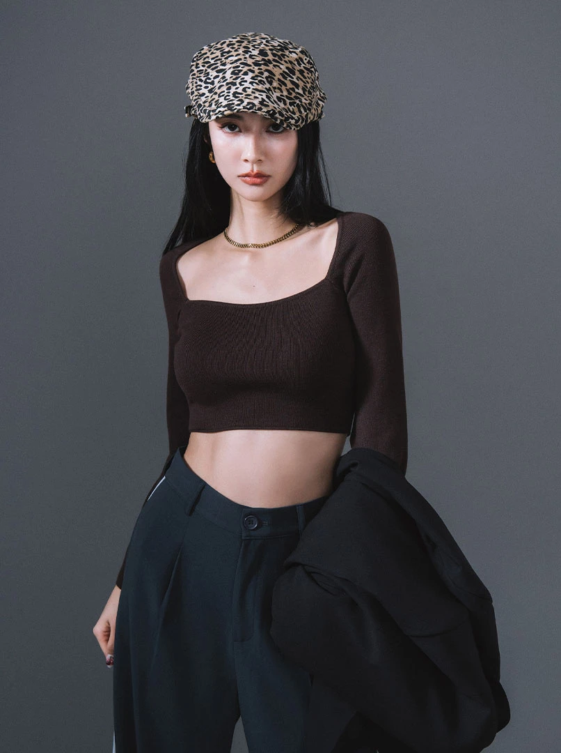 喇叭袖挖領露腰針織