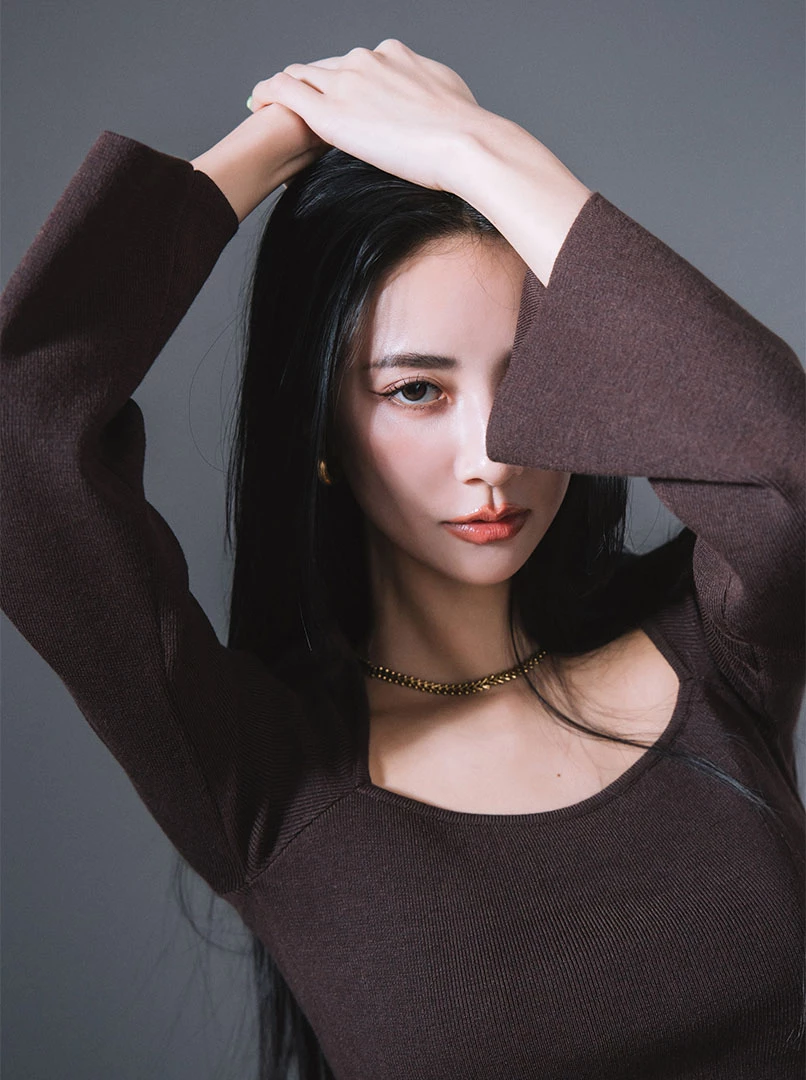 喇叭袖挖領露腰針織