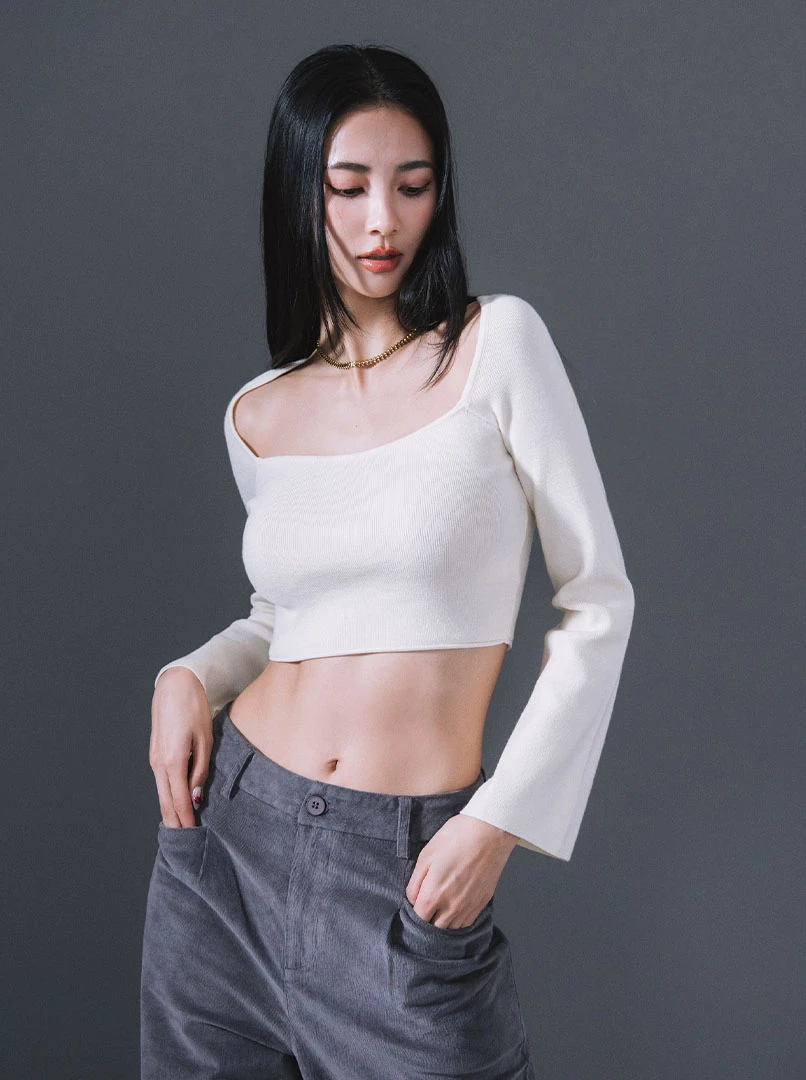 喇叭袖挖領露腰針織