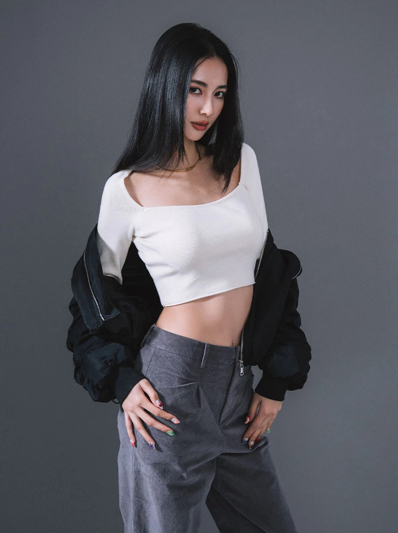 喇叭袖挖領露腰針織