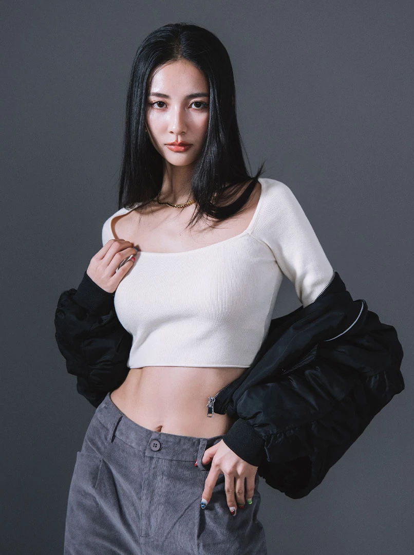 喇叭袖挖領露腰針織