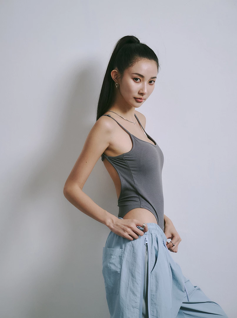 細肩帶露背連體衣