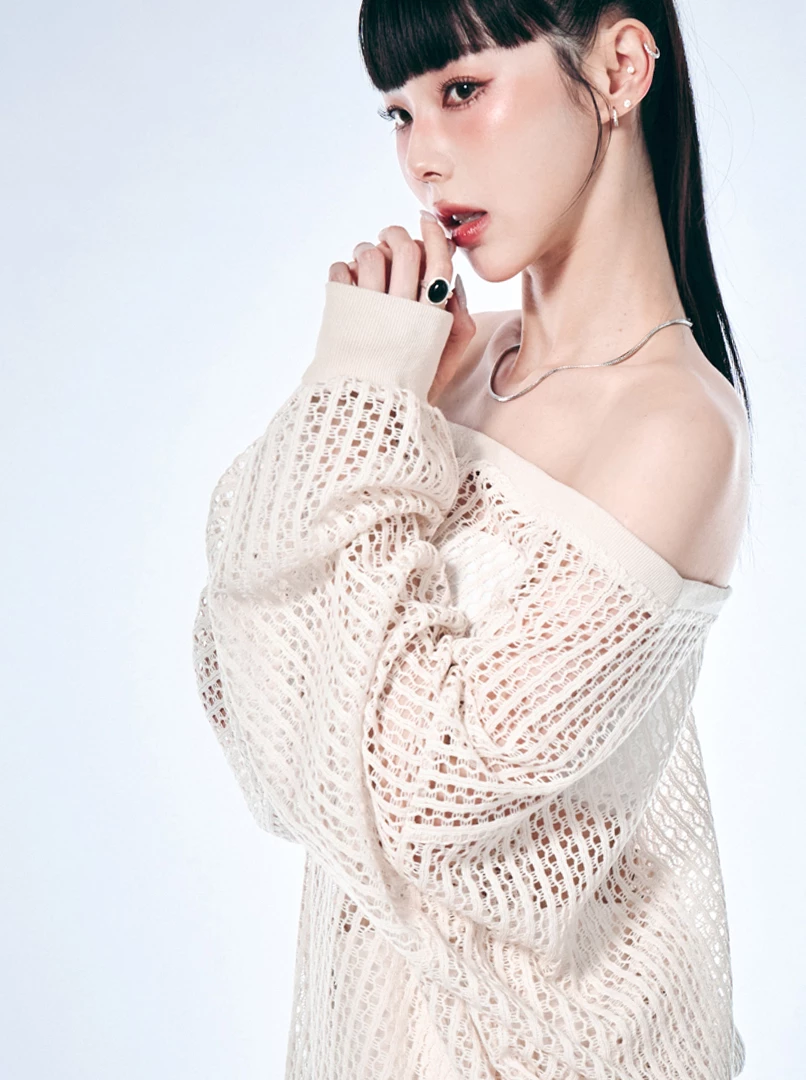 寬鬆斜領洞洞罩衫