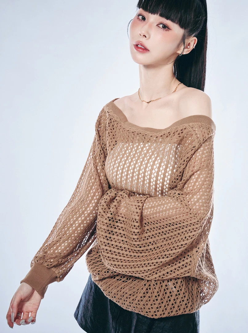 寬鬆斜領洞洞罩衫