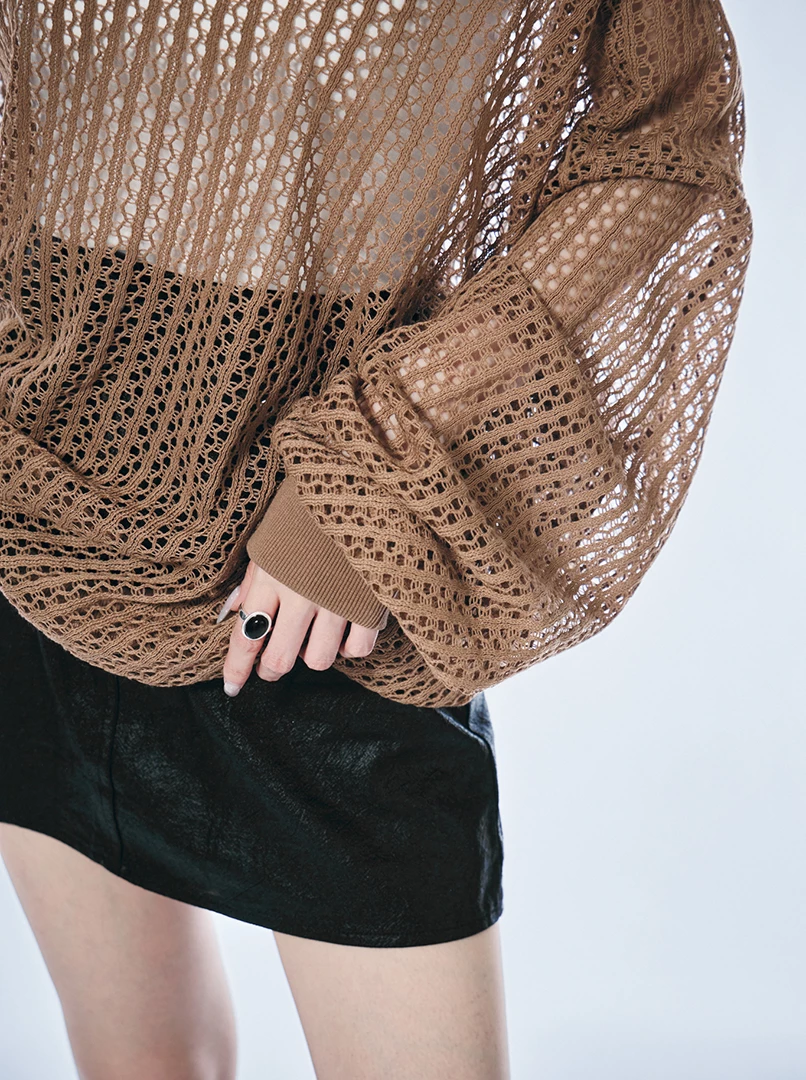 寬鬆斜領洞洞罩衫