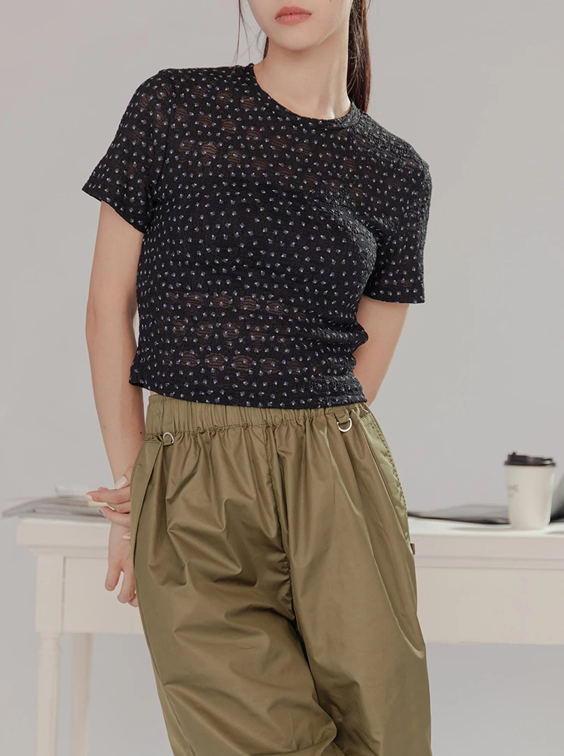 圓領透膚緹花上衣