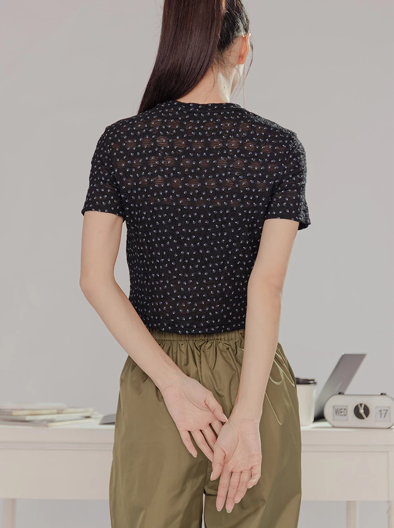 圓領透膚緹花上衣