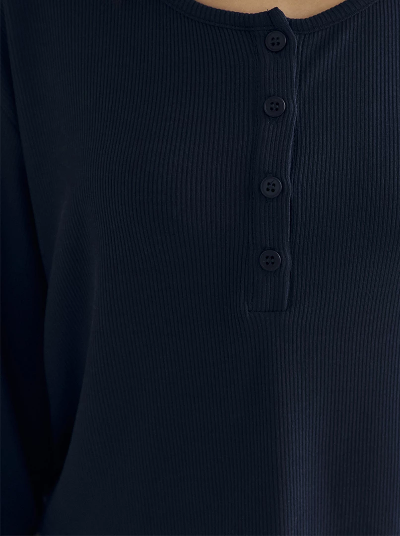 寬鬆圓領坑條上衣