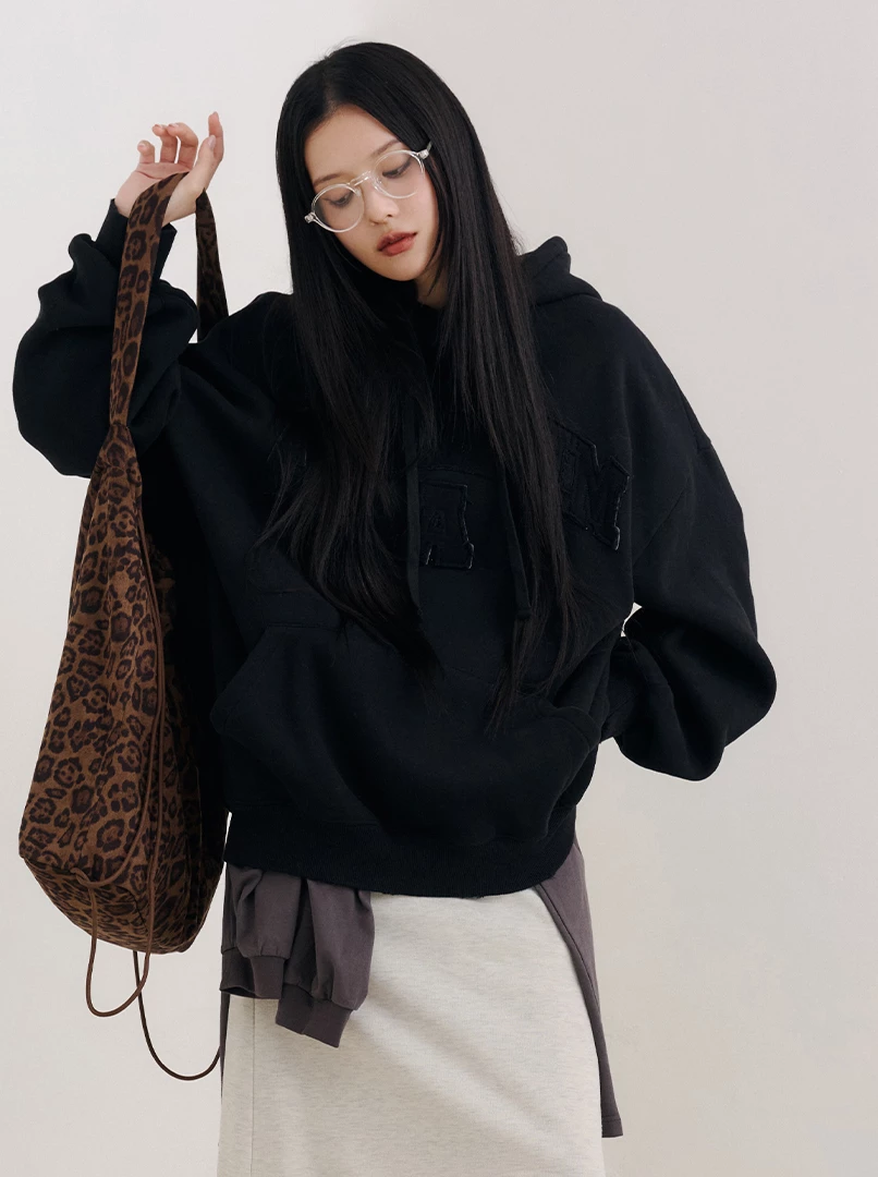 同色拼布字樣寬鬆刷毛帽T