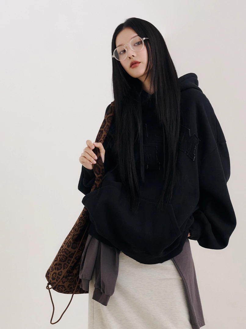 同色拼布字樣寬鬆刷毛帽T