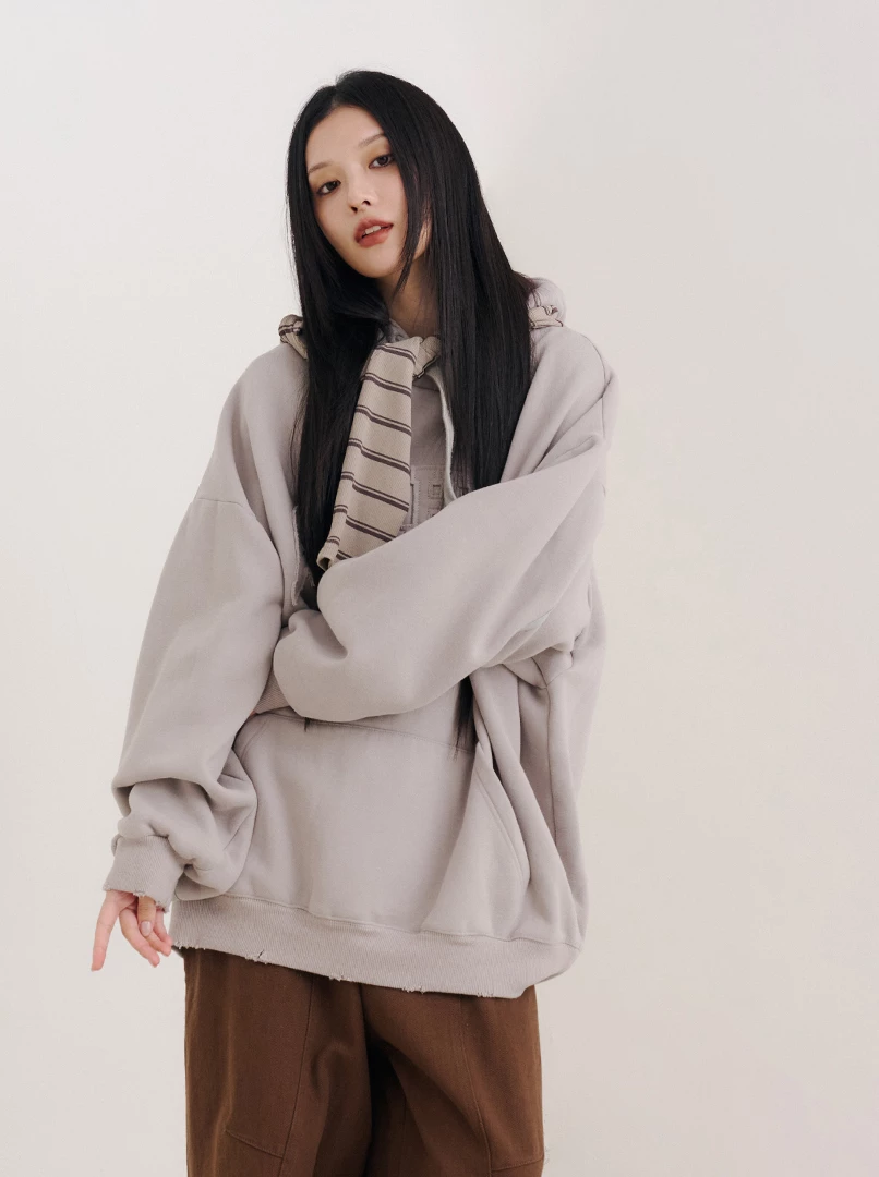 同色拼布字樣寬鬆刷毛帽T